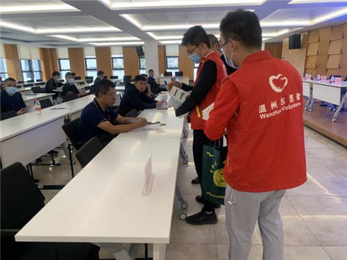 瓯江口志愿者为小微企业提供安全生产与信息咨询服务